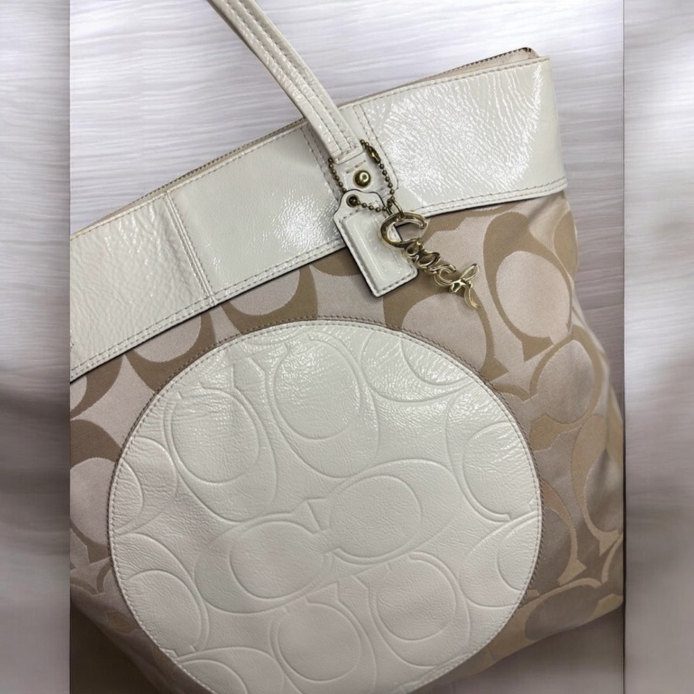 2011 Coach Laura Tan and Cream Signature Circle Tote Bag. EUC. - Picture 3 of 11